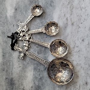 Cross measuring spoons